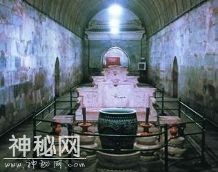 古代盗墓贼进入墓室，里面有件宝物宁愿破坏也不拿，拿走定出事-5.jpg