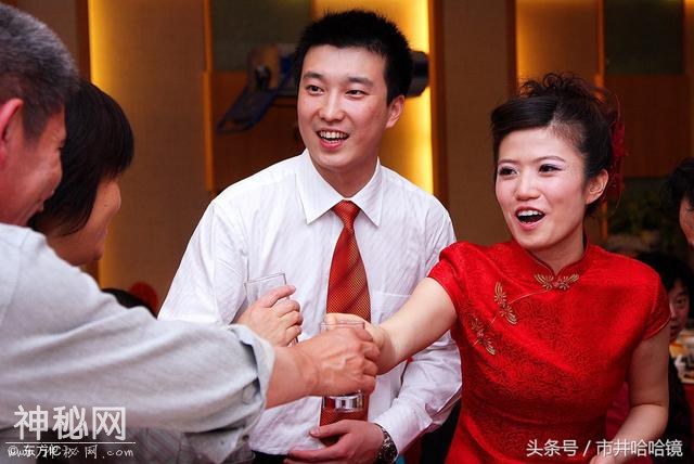 婆婆瞧不起儿媳，婚礼上当众羞辱她，伴娘喊来一人，婆婆脸灰了-3.jpg