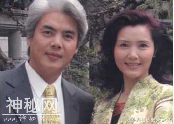 63岁“皇后”姜黎黎全家照，患绝症冒险产女，丈夫为她一夜白头-5.jpg