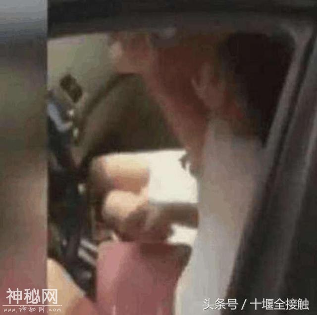 90后女子车内与前男友私会, 被当场抓到, 网友: 就怪车的震动-1.jpg