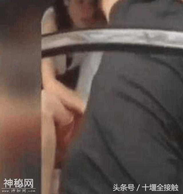 90后女子车内与前男友私会, 被当场抓到, 网友: 就怪车的震动-3.jpg