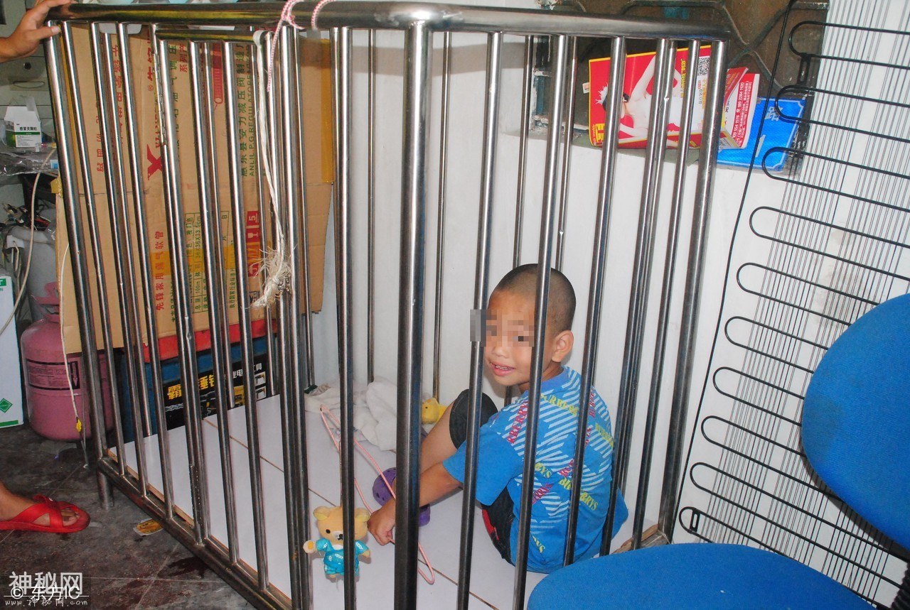 7岁哥哥和5岁弟弟同患怪病，被迫用笼子锁住，医生也无能无力-1.jpg