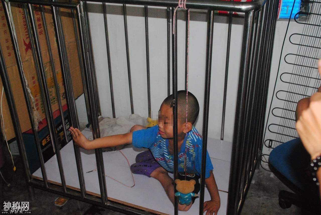7岁哥哥和5岁弟弟同患怪病，被迫用笼子锁住，医生也无能无力-3.jpg
