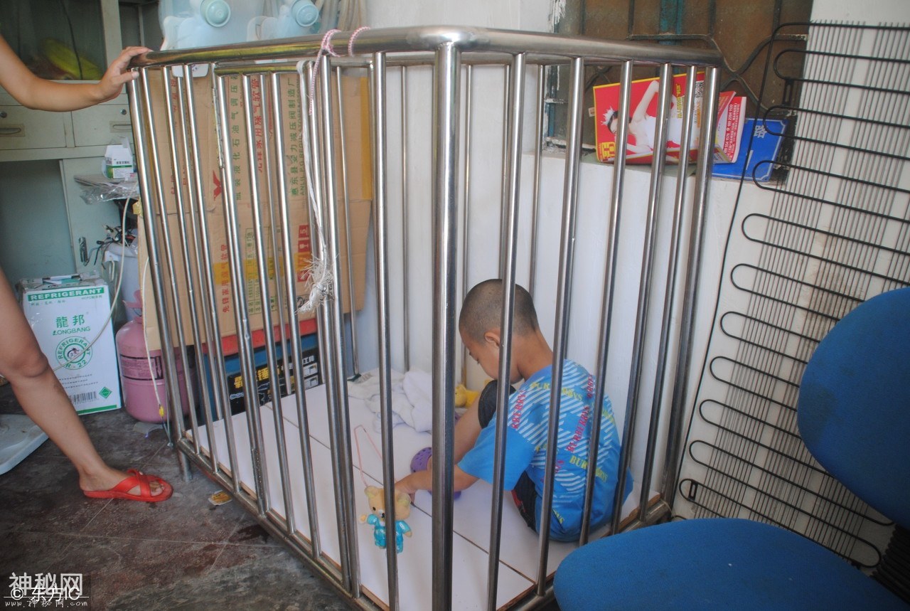 7岁哥哥和5岁弟弟同患怪病，被迫用笼子锁住，医生也无能无力-2.jpg