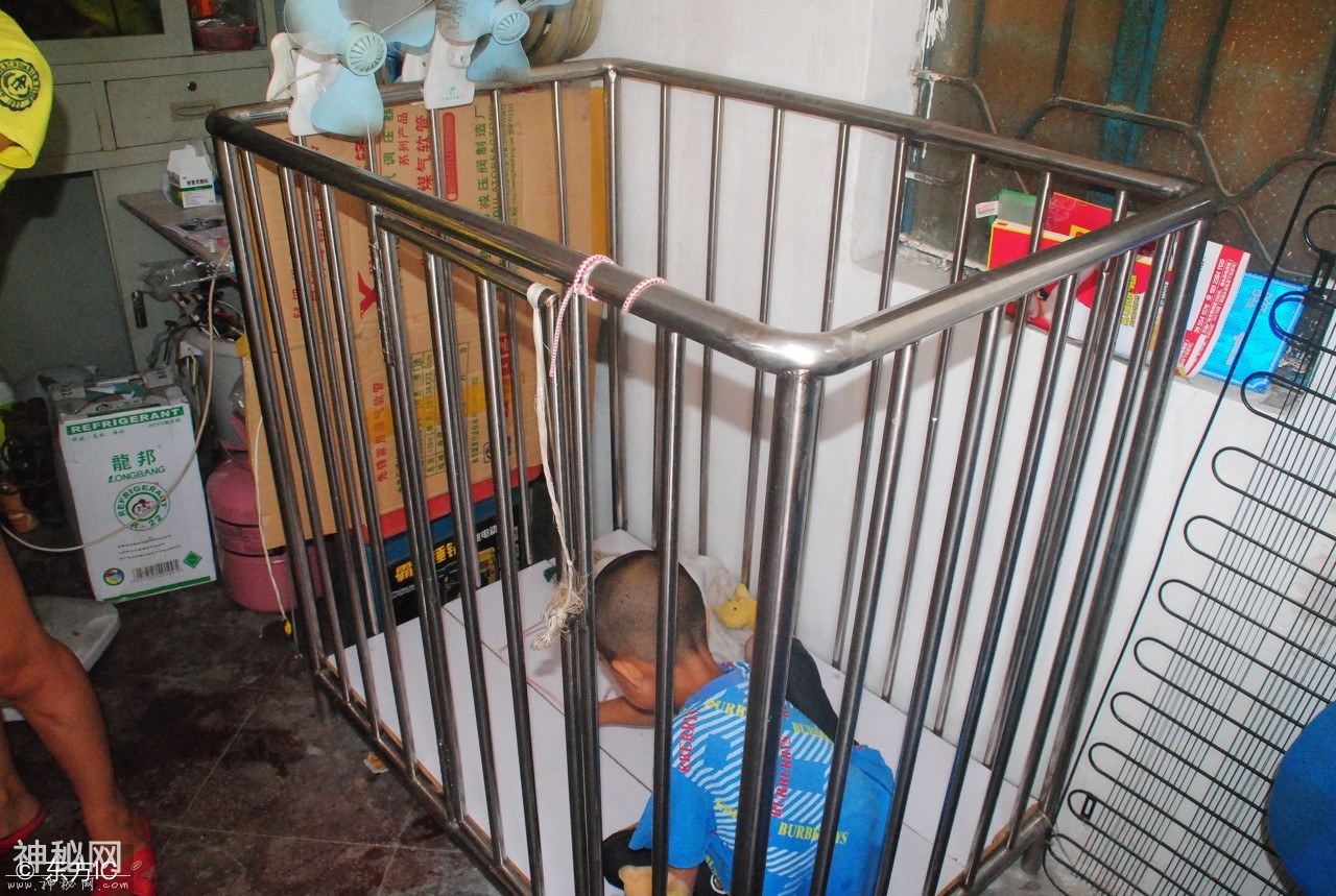 7岁哥哥和5岁弟弟同患怪病，被迫用笼子锁住，医生也无能无力-6.jpg