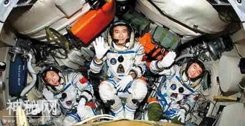 为什么杨利伟上太空要带着一把枪没？没想到还和外星人有关-5.jpg