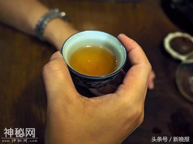 爱喝这种茶的要注意了！这样喝很危险！中年男子几杯下肚后...-7.jpg