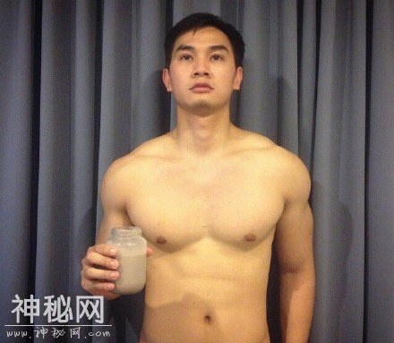 一个健壮的肌肉男帅哥的自拍照片-1.jpg