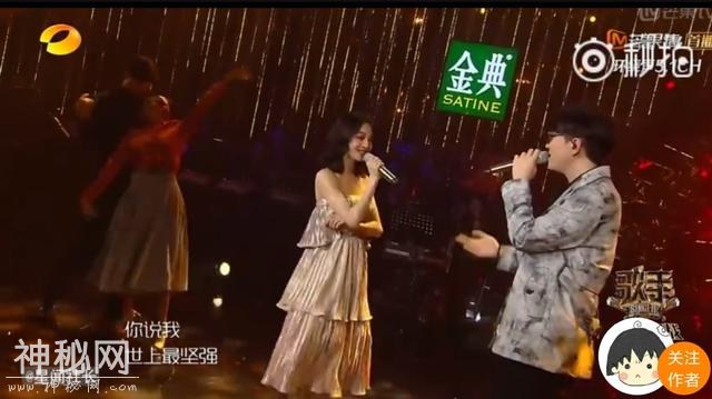 歌手现场张韶涵表演换装魔术 网友:衣服很美,但歌却是失败之作-3.jpg