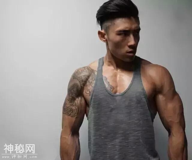 左青龙右白虎，这个肌肉帅哥有点猛-12.jpg