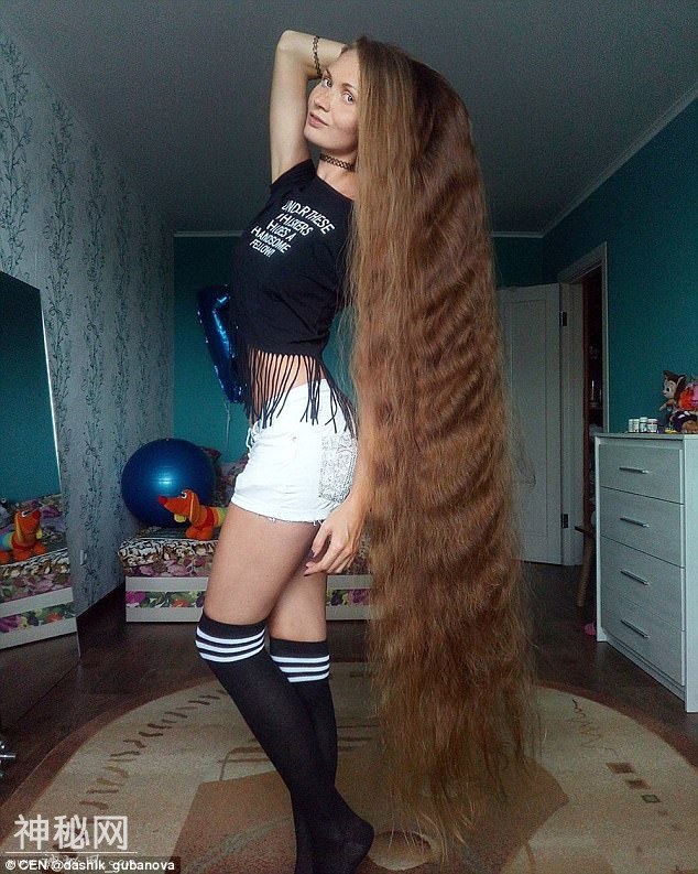 俄罗斯美女14年未剪头发 垂到脚踝-2.jpg