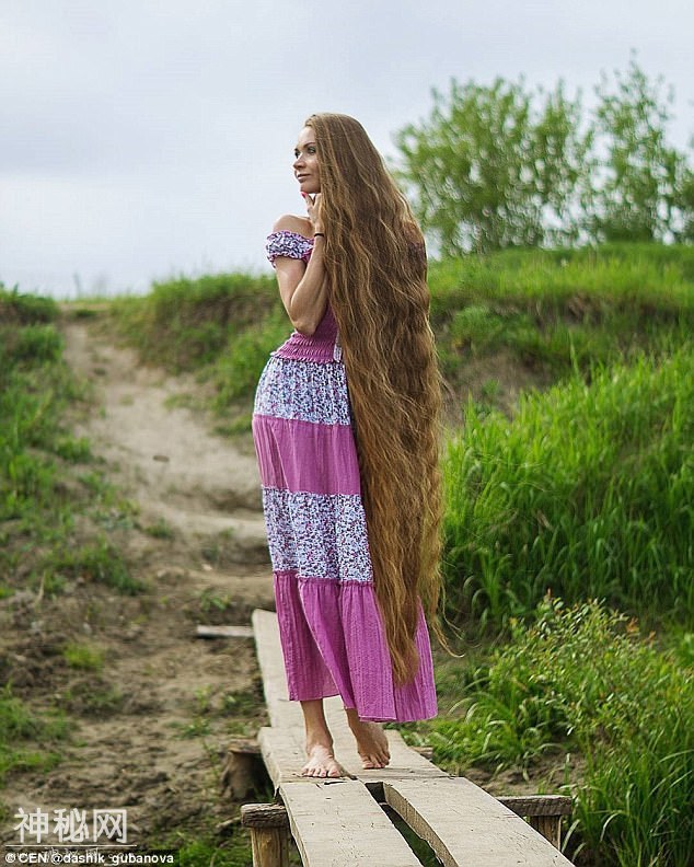 俄罗斯美女14年未剪头发 垂到脚踝-3.jpg