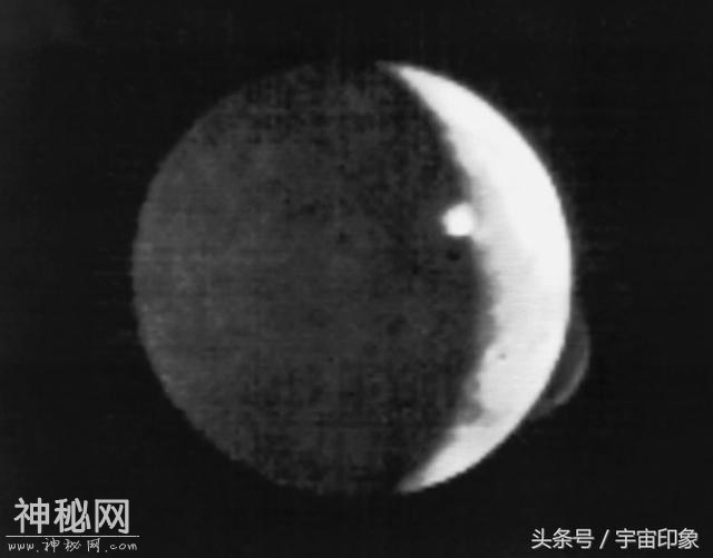 超过130座活火山，喷射到300公里高空，整个星球都被点亮了-1.jpg