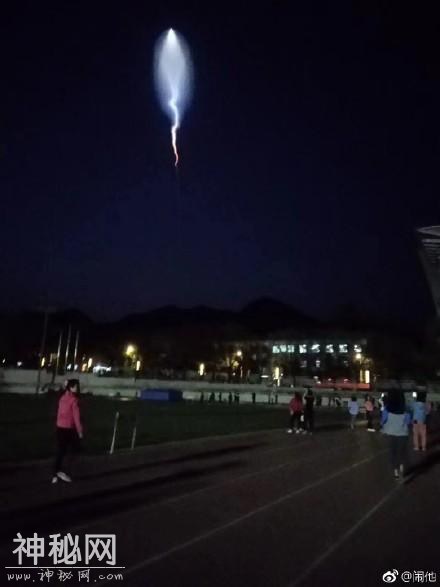 夜空中突然出现的不明飞行物 导弹专家排除远程或洲际弹道导弹的可能性-2.jpg