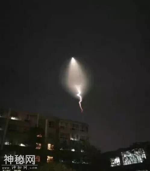 保定晚8点出现在夜空中的这是啥？！UFO？官方消息-3.jpg