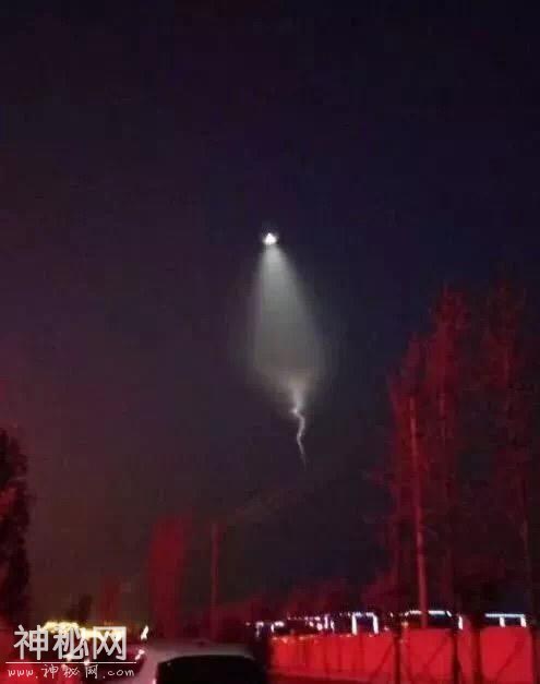 保定晚8点出现在夜空中的这是啥？！UFO？官方消息-2.jpg