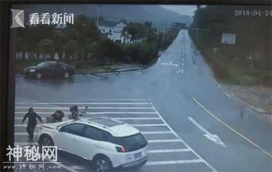 母子雨天被撞飞 交警充当“人体吊瓶架”20分钟-1.jpg