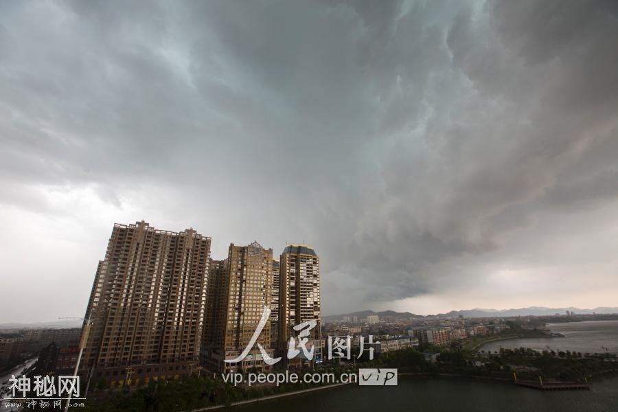 江西都昌：暴雨袭来白昼如夜 乌云密布似科幻片-2.jpg