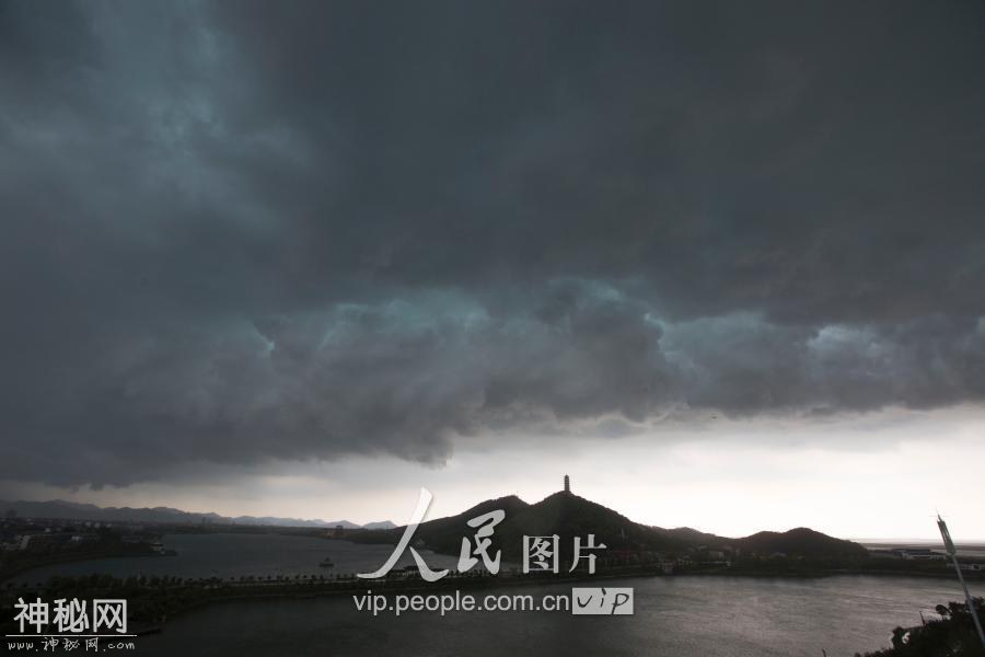 江西都昌：暴雨袭来白昼如夜 乌云密布似科幻片-8.jpg