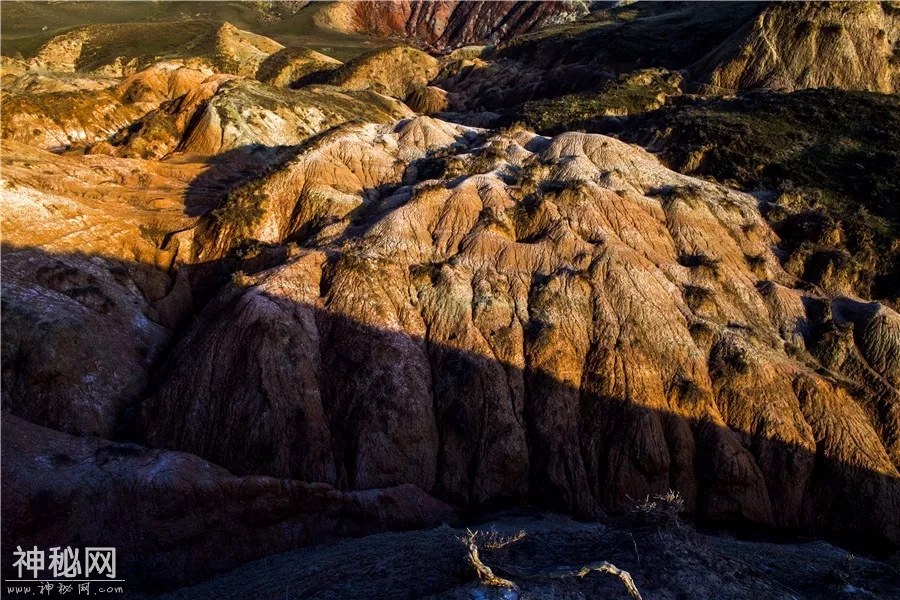 乌苏泥火山群：色彩“堆积”的神奇地质世界-2.jpg