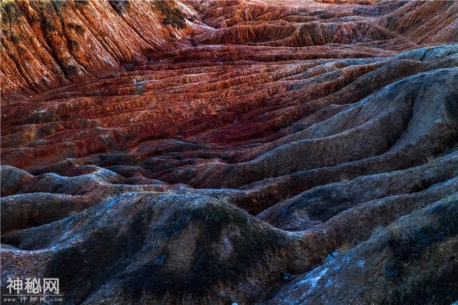 乌苏泥火山群：色彩“堆积”的神奇地质世界-11.jpg