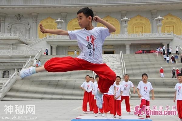 兖州万名学子学“功夫”兴隆文化园国学游启动-5.jpg