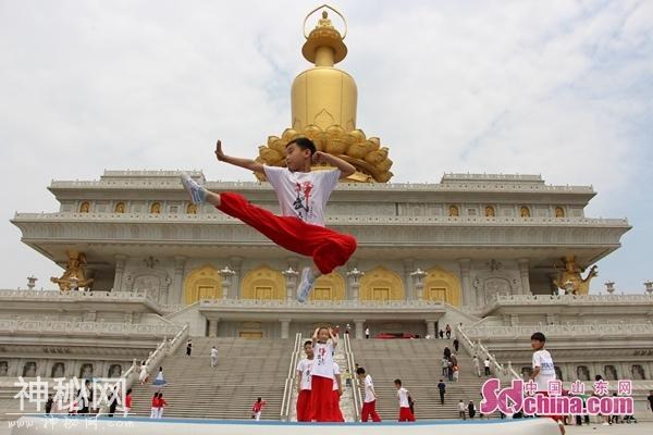 兖州万名学子学“功夫”兴隆文化园国学游启动-2.jpg