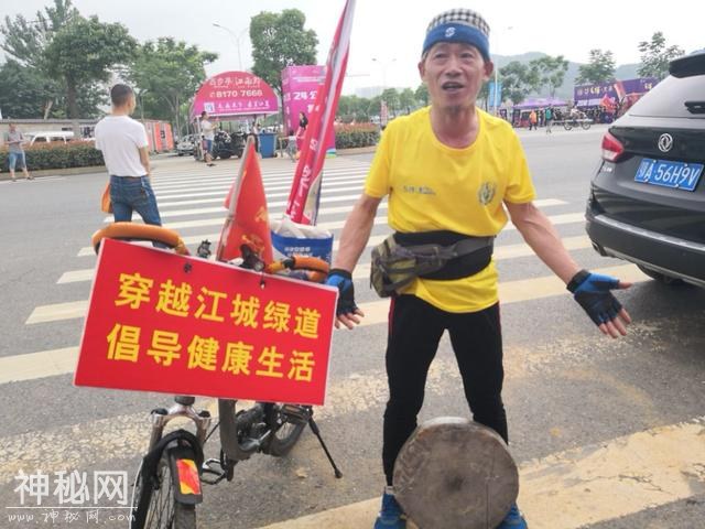 江夏奇人头顶石磨骑行15年，专家建议：锻炼不能伤身-1.jpg