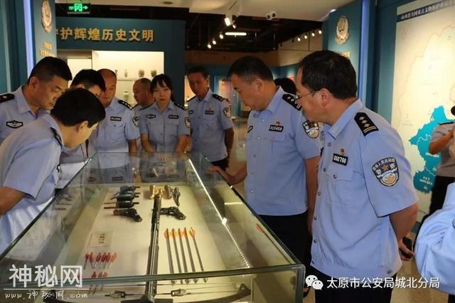 城北分局组织民警参观打击文物犯罪成果宣传展-3.jpg