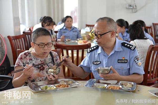 妻子患上怪病生活不能自理 成都民警每天带她上班-1.jpg