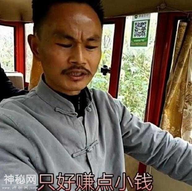 网红之路混不下去，“小林正英”三轮车拉客赚钱-4.jpg