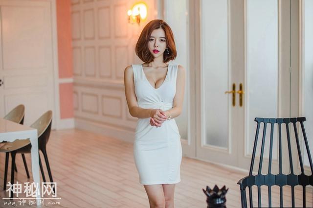 美女白色低胸裙呈现性感好身材-5.jpg