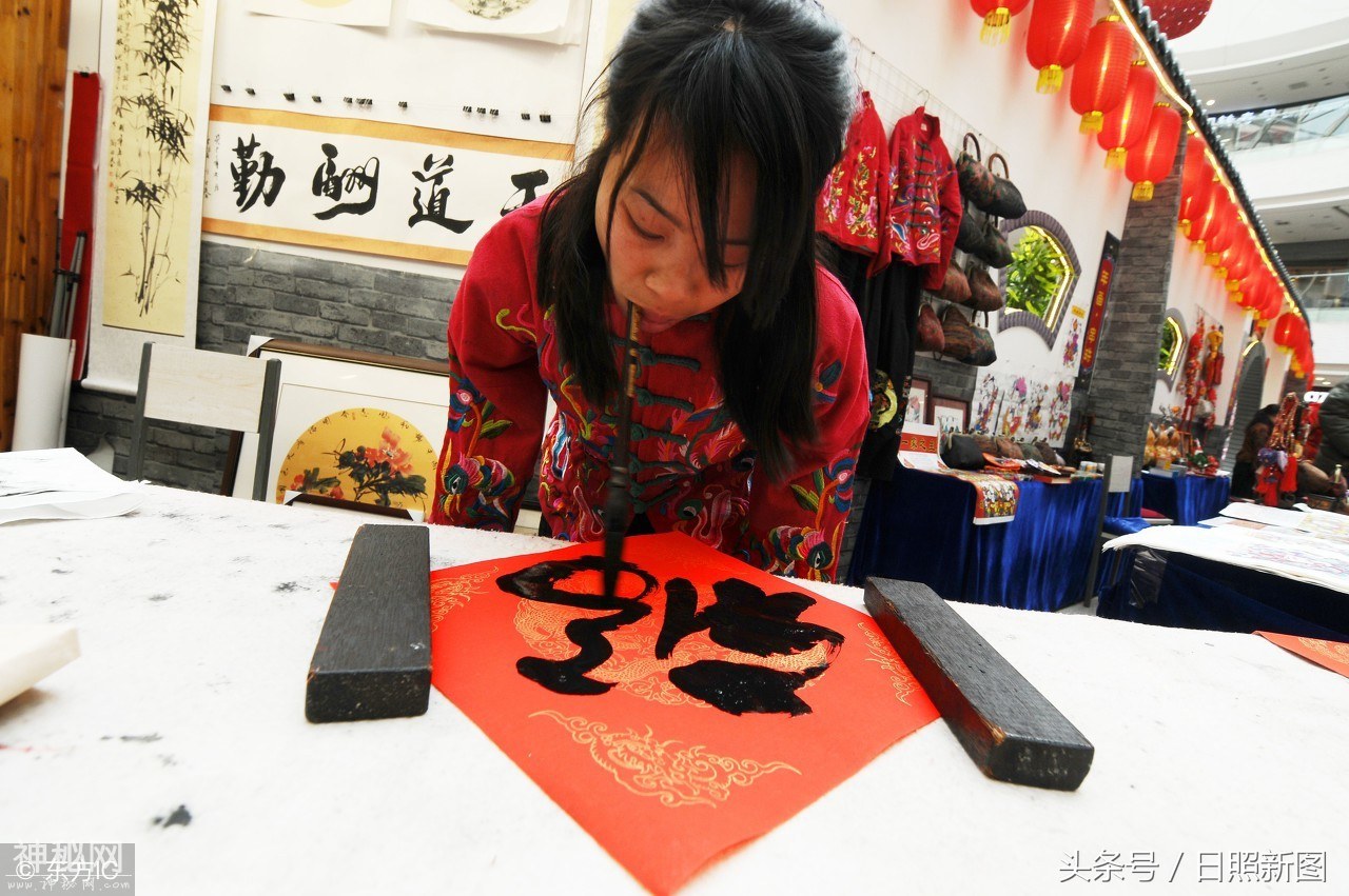 无臂女子苦练书画终成“口书”绝技，嘴含毛笔为市民写春联迎新年-6.jpg