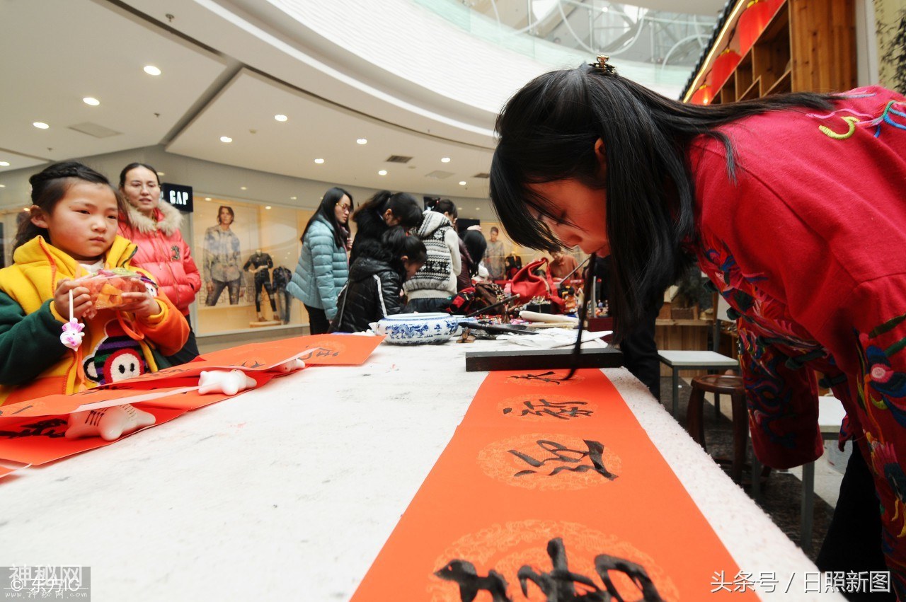 无臂女子苦练书画终成“口书”绝技，嘴含毛笔为市民写春联迎新年-5.jpg