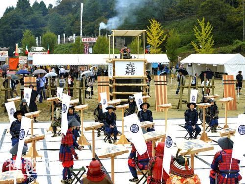 日本举行“人体将棋”赛 重现古代战争场面(图)-1.jpg