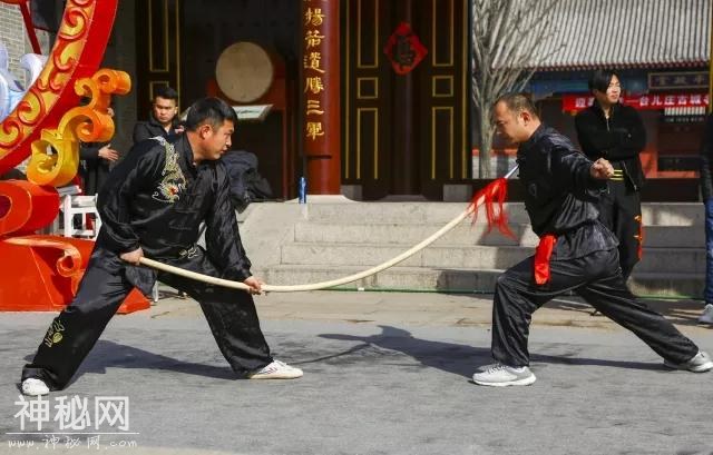 铁布衫！金钟罩！金枪刺喉！江湖奇人聚古城，绝活杂技闹新年-1.jpg