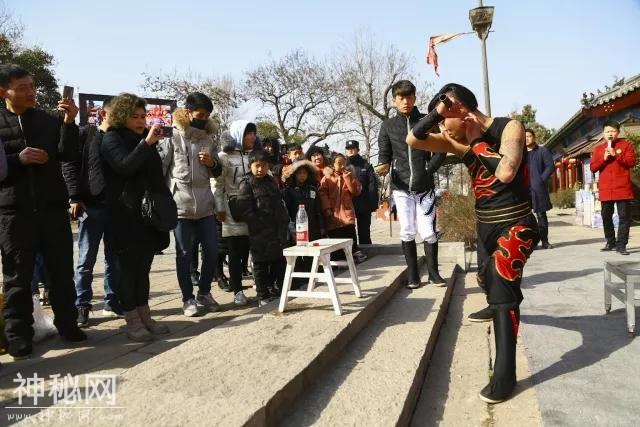 铁布衫！金钟罩！金枪刺喉！江湖奇人聚古城，绝活杂技闹新年-2.jpg