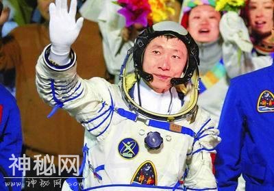 杨利伟上太空为何要带手枪？是为了对付外星人吗？另有原因！-6.jpg