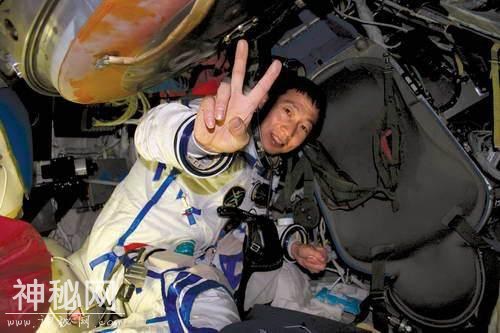 杨利伟在太空时，外星人曾去敲舱门？多年秘密终于被揭开-4.jpg