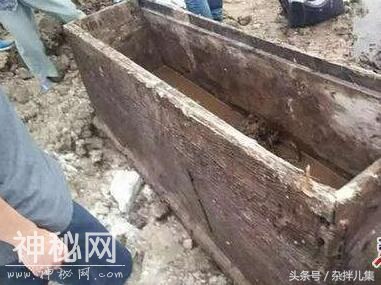 湖南发现700年古墓 开棺瞬间女尸肚子突然变大-1.jpg