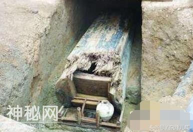 湖南发现700年古墓 开棺瞬间女尸肚子突然变大-2.jpg