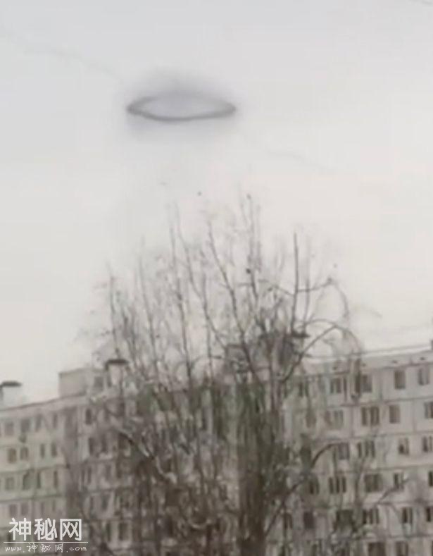 莫斯科上空惊现黑色圆环 目击者称疑似UFO-1.jpg