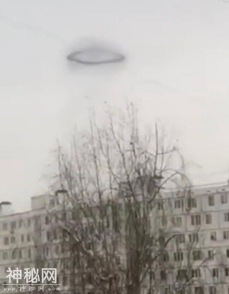 莫斯科上空惊现黑色圆环 目击者称疑似UFO-2.jpg