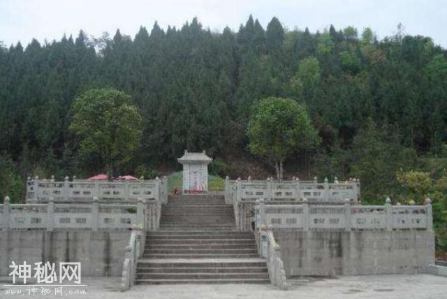 中国第一奇人之墓，无数人想盗却无人敢盗，建国后有军队驻扎周围-2.jpg