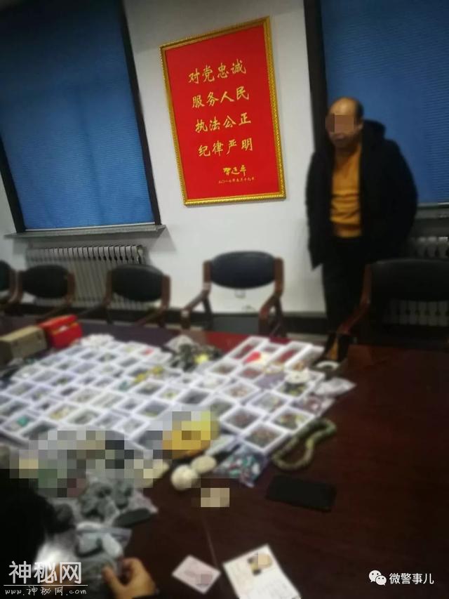 男子高速路怕检查闯卡，车内搜出疑似文物千余件-2.jpg