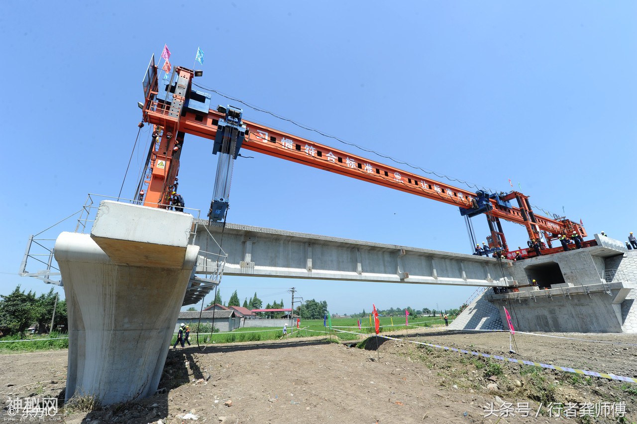 穿越川西北高原，地质复杂，成兰铁路奋力建设中-2.jpg