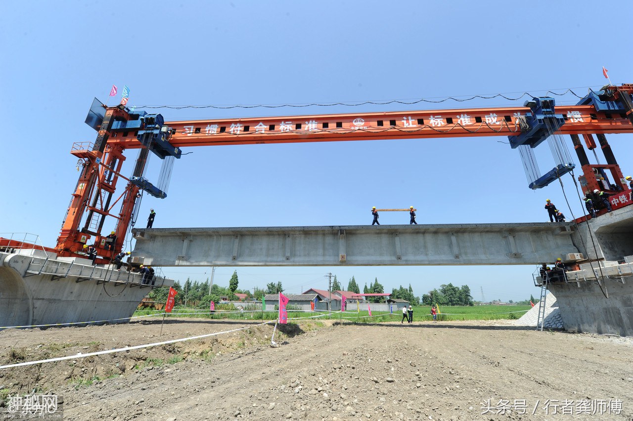 穿越川西北高原，地质复杂，成兰铁路奋力建设中-1.jpg