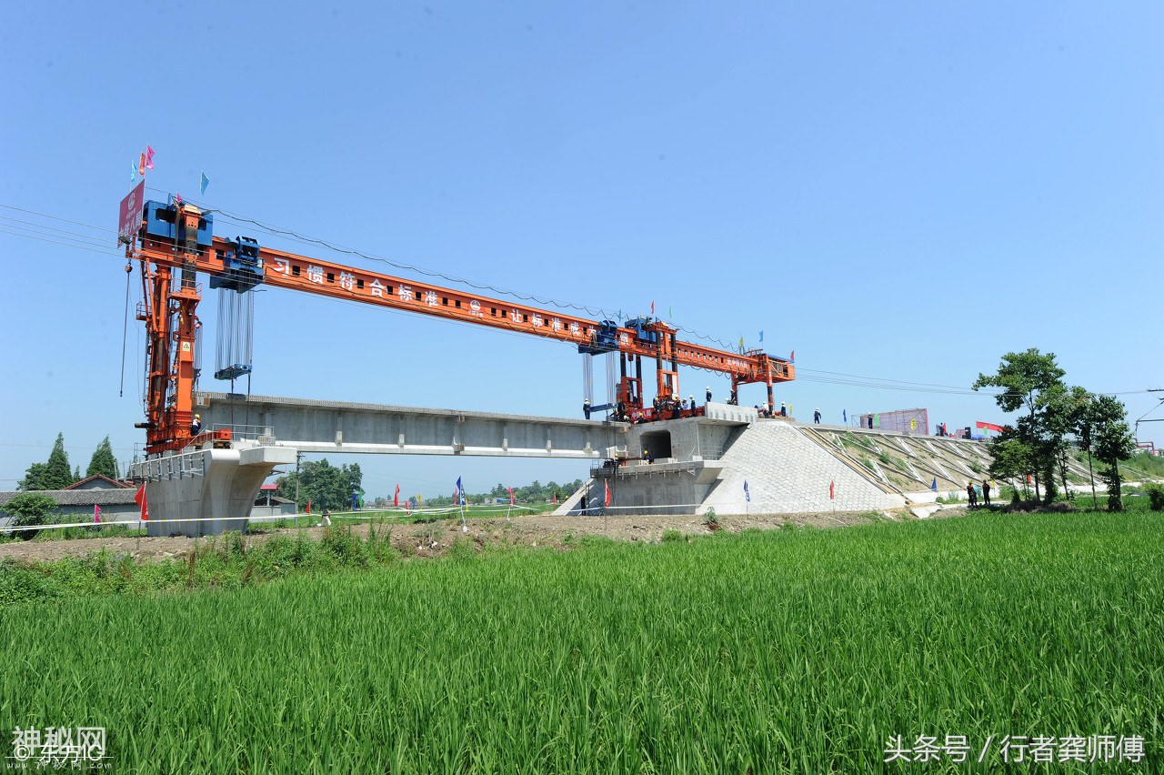 穿越川西北高原，地质复杂，成兰铁路奋力建设中-3.jpg