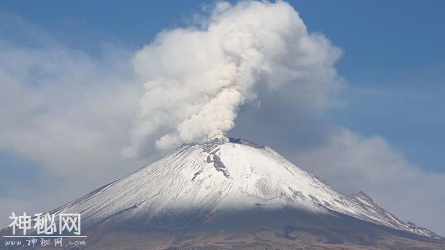 墨西哥火山下有外星基地？外星猎人称爆发期间有大量UFO出入！-3.jpg