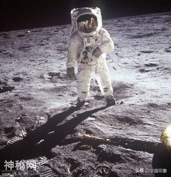 月球是不是美国的？300度温差让星条旗消失，但脚印能保存数亿年-1.jpg